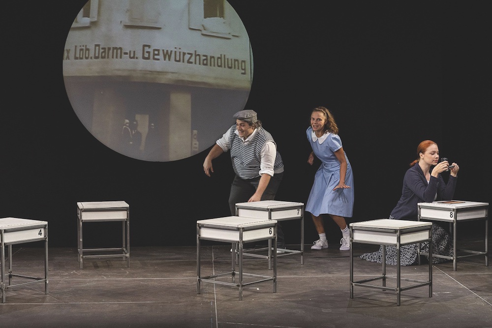 Bild: Mädchen mit Hutschachtel
