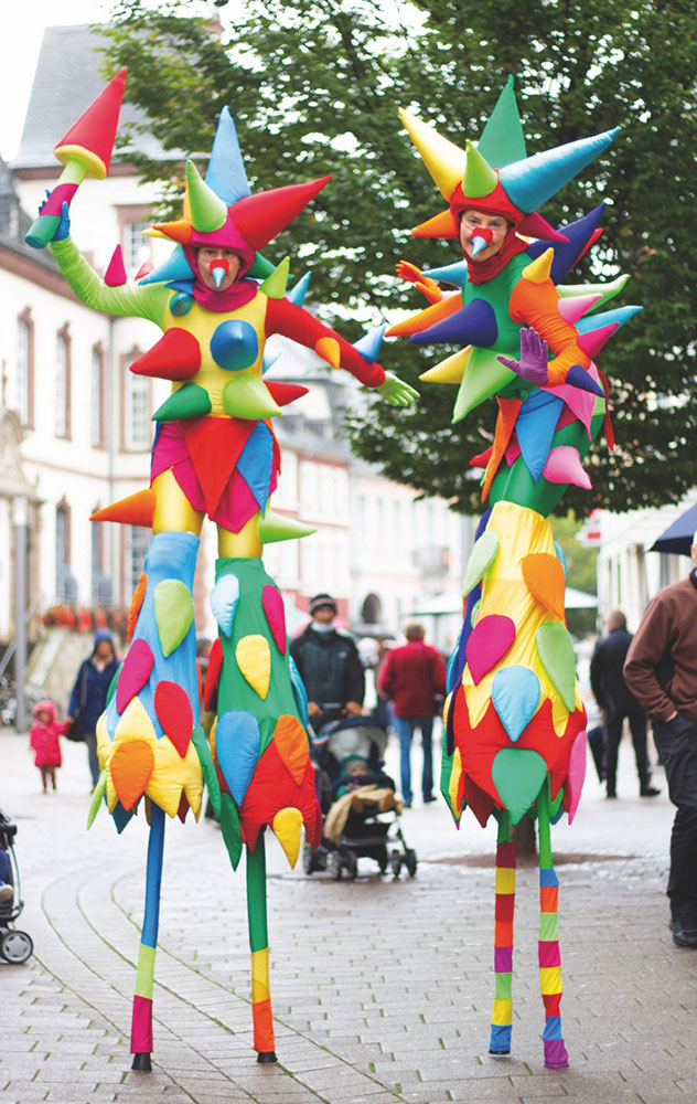 Bild: Straßentheater mit Figuren
