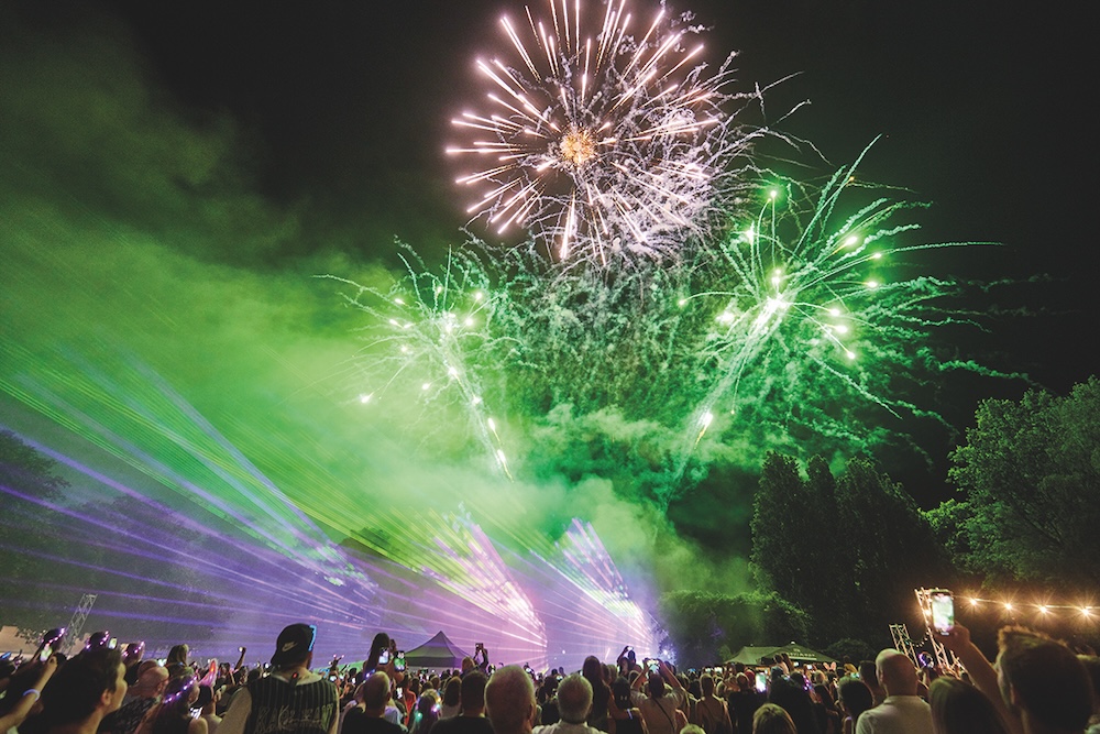 Bild: Lichtermeer mit Musik und Feuerwerk