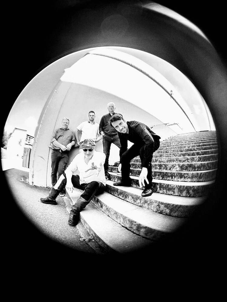 Klappeauf Karlsruhe - Artikel: Astronomy Dominé Bild: Astronomy Dominé