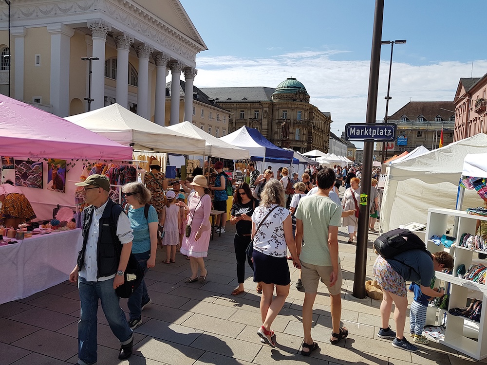 Bild: Kunsthandwerkermarkt auf dem Karlsruher Marktplatz